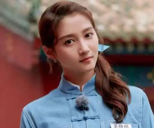 关晓彤素颜喝酸奶,"腰线高度"亮了,网友:不好买裤子吧?