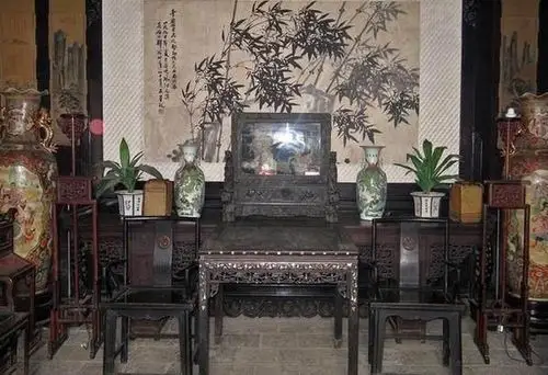 6,客厅不宜摆放古董,刀剑,古董阴气重,刀剑乃凶物,会破坏客厅本来的好