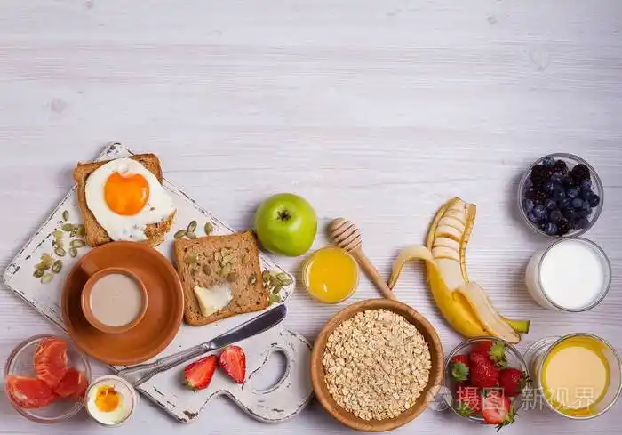 早餐提供咖啡,橙汁,谷类食品,牛奶,水果,鸡蛋和烤面包.