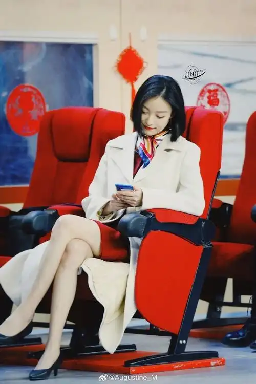 倪妮    2021年春晚以gucci白色双排扣大衣搭配利落短发登场,让人眼前