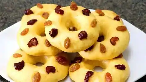 小诺的美食世界  :用玉米面做"甜甜圈"