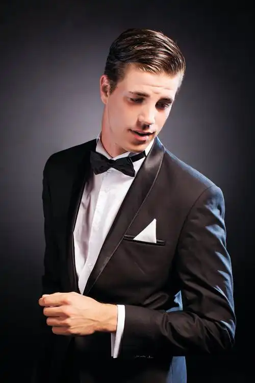 低头看的外国男人