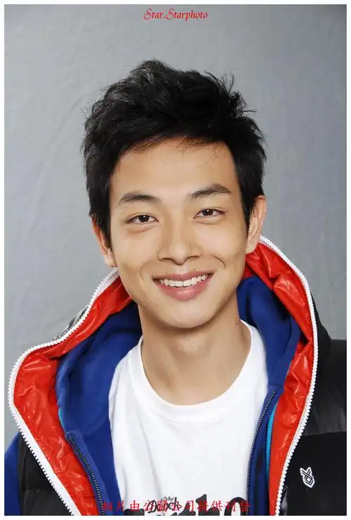 p>梁竞徽 i>(oscar leung) /i>,原名梁烈唯,1979年3月26日生于中国