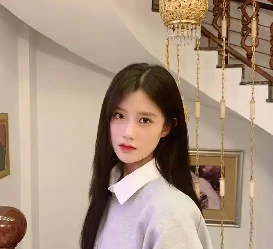 她是被《创造101》淘汰的小富婆,今晒居家照,穿卫衣也很甜美_陈意涵