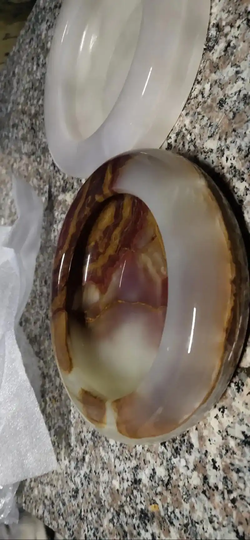 天然花纹大理石制作出的烟灰缸,美关好看,放家客厅会显示很有气 - 抖