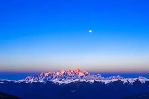 原创震撼空中看爱心形闪电击中广州塔瞬间