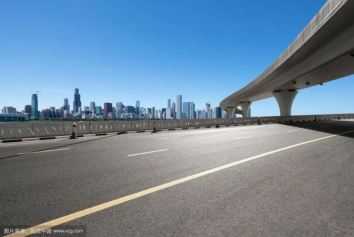 空旷的高速马路和芝加哥城市天际线