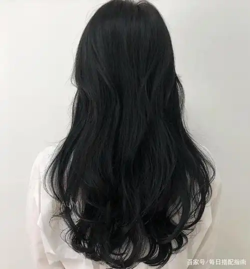 放弃你的黑长直吧今年春天流行这3款长卷发时髦减龄还显脸小