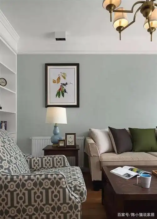 墙面的乳胶漆选择淡淡的豆绿色,偏浅一些,搭配冷色调的布艺沙发,整体