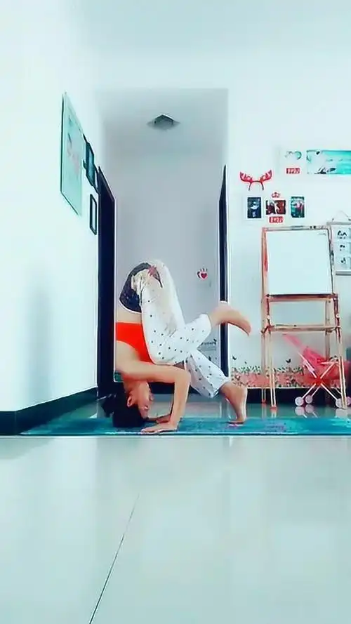 三点式头倒立初学者可以靠墙练习防止摔过去哦