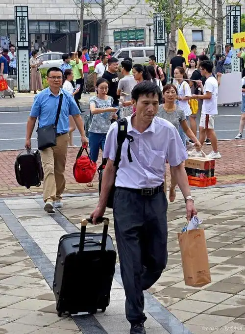 那辽阔的天空下,每天默默奔波的普通打工者仿佛是浪潮中的沙砾,被生活