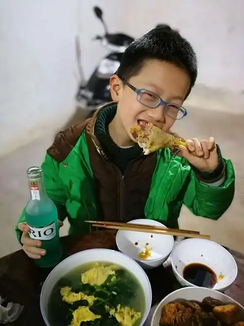 一手"酒",一手肉,爸爸说,大口喝酒大块吃肉,过瘾!