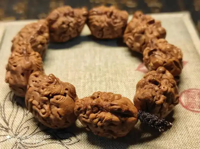 大尺寸肥城桃核纯手工雕刻罗汉头手串