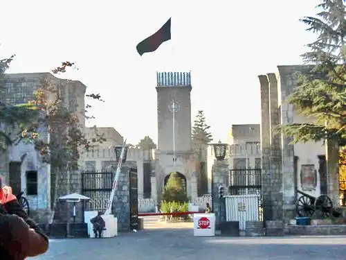 阿富汗总统府遭多枚炸弹袭击塔利班宣布负责(图)阿富汗总统府资料图中