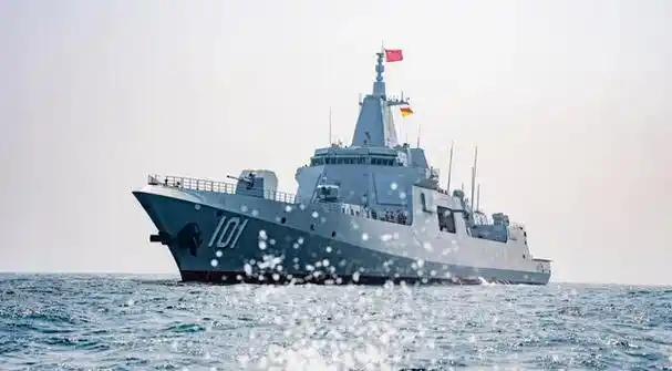 两架美机向南昌舰俯冲,尾焰都能看到,南昌舰直接打开了导弹盖板