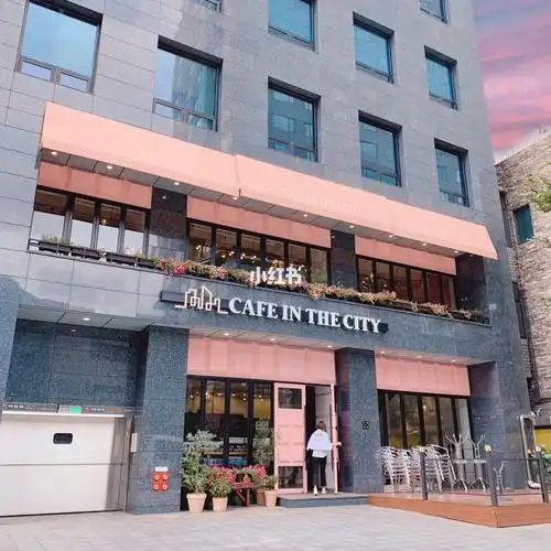 偶遇颜值超标粉嘟嘟ins风咖啡厅