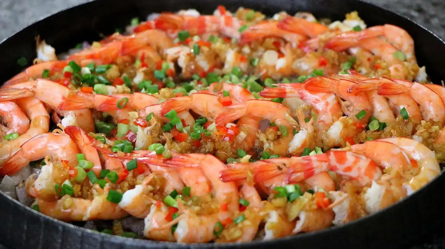 教你铁板蒜蓉虾的做法,色香味俱全,出锅我能吃两斤