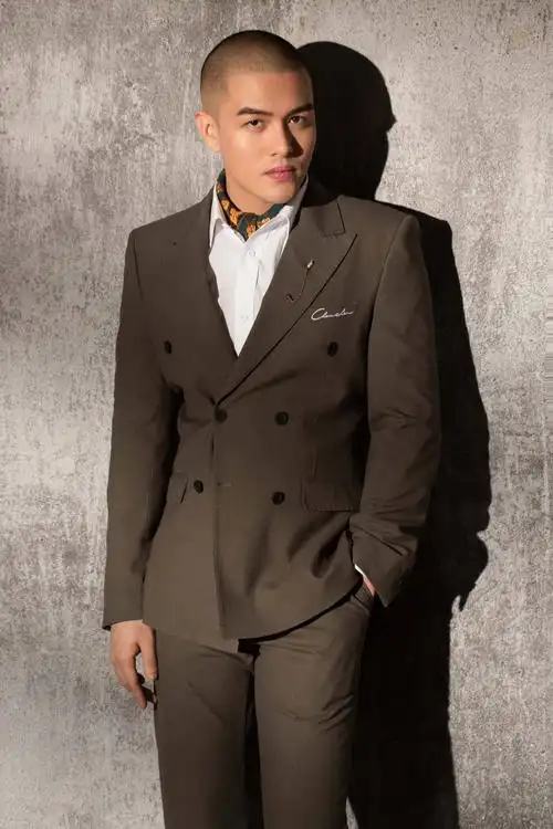 李俊墨玩转复古时尚上演眼神杀凌厉霸气