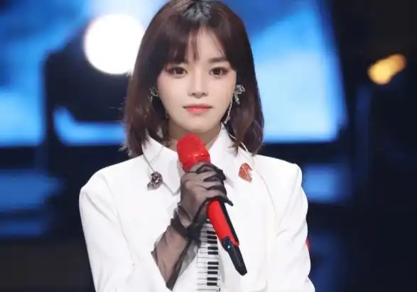 黄霄云凭《星辰大海》和《你懂的思念》,占据流媒体榜首宝座!