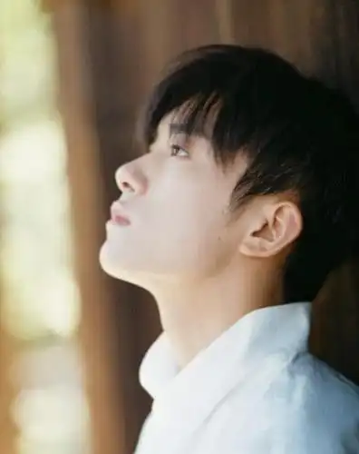 易烊千玺拍写真,低头系鞋带瞬间被拍,大佬式系法,你值得拥有