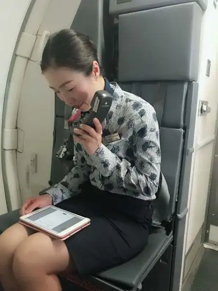 东航云南有限公司乘务员为旅客提供真情服务