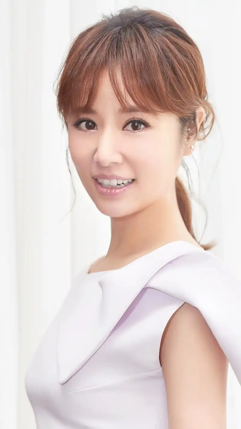 林心如化身清水芙蓉恬淡妆容显亲和力