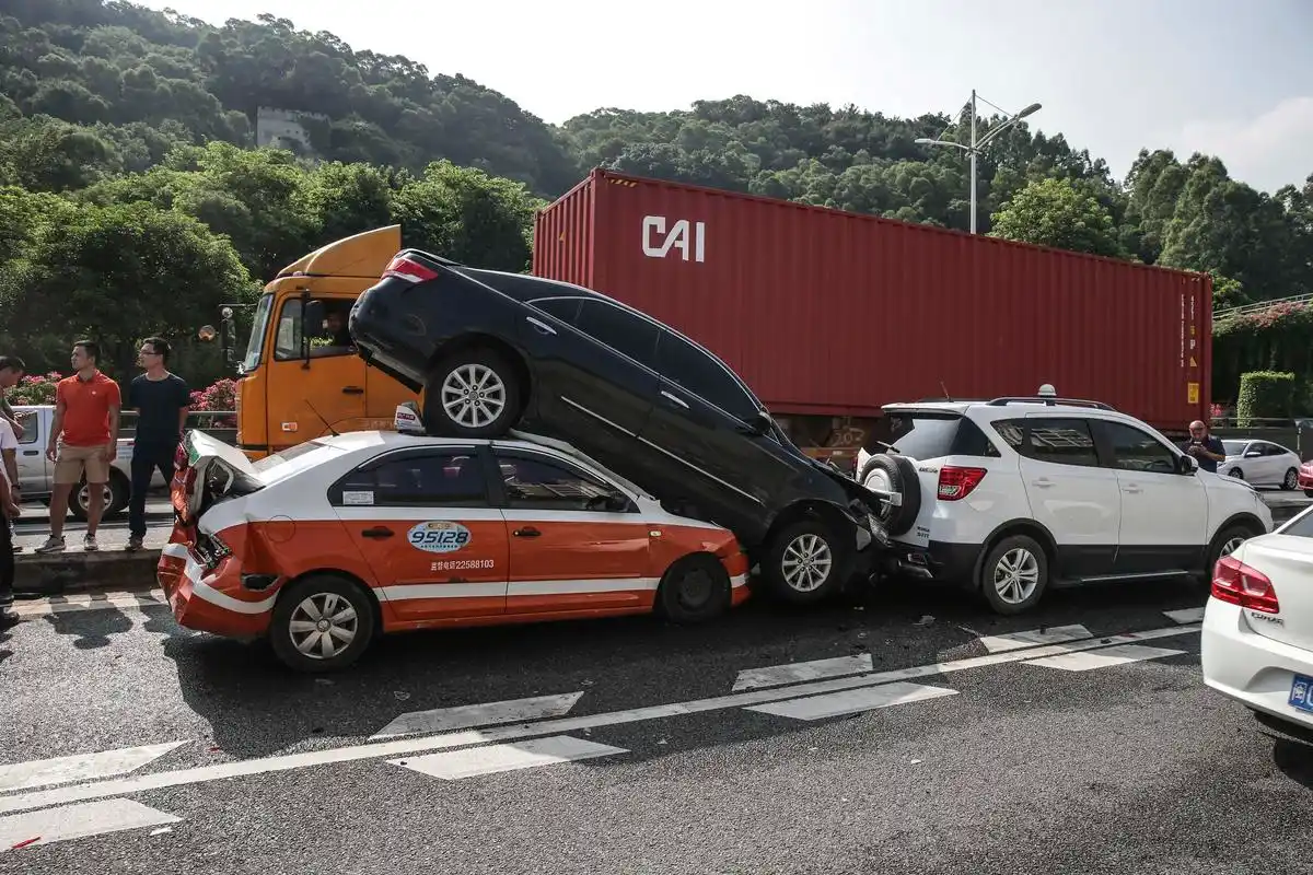 福建6车追尾,现场好像叠罗汉!