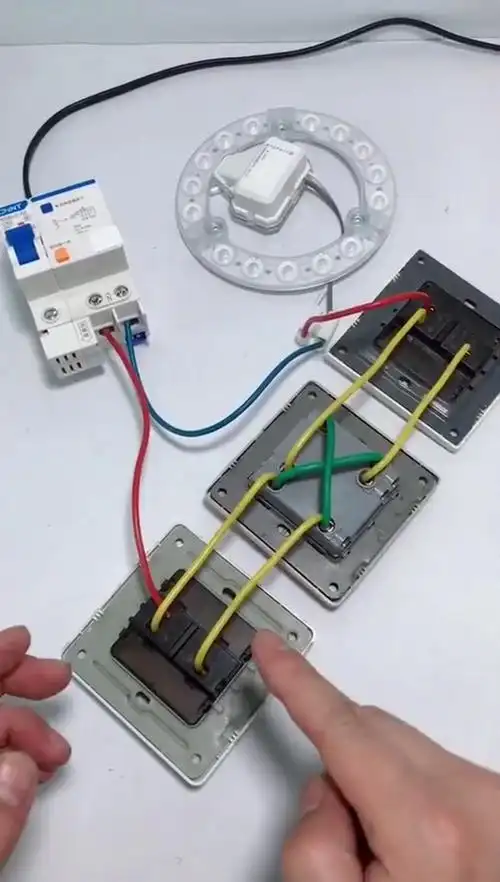 有一盏灯由3个开关控制,要求按任何一个开关都能使灯由亮变黑或由黑变