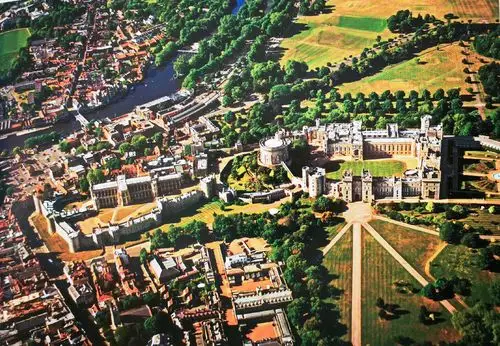 温莎城堡和泰晤士河畔的温莎镇鸟瞰图.