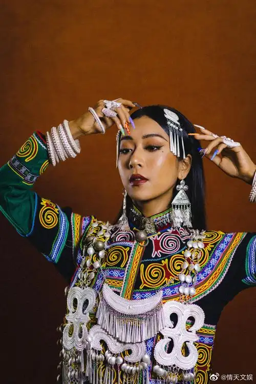 吉克隽逸彝族证件照#穿上这组彝族服饰,瞬间就有异族美女的感觉了!