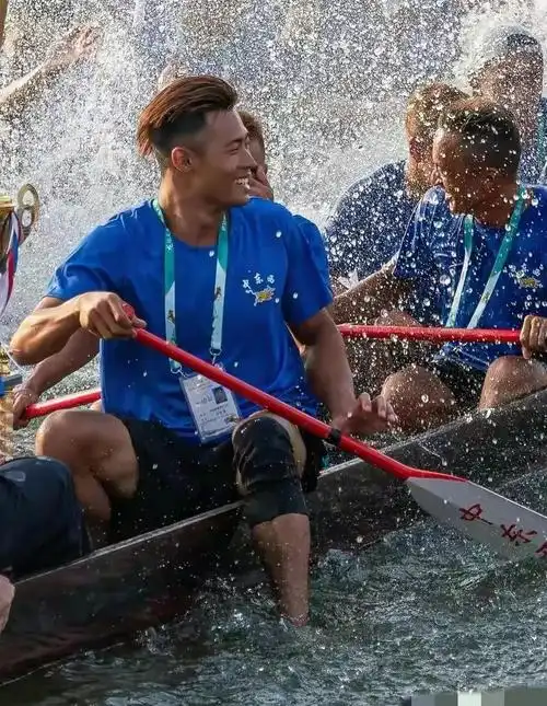 回顾炸毛哥冯伟浚火了被多位女网友求婚夺冠后村里摆1700桌