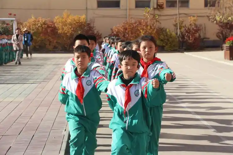 五台县东冶实验小学举行2019年二年级队列队形比赛