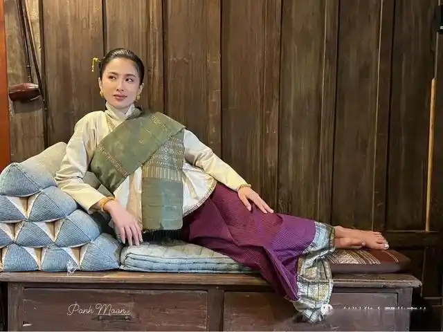 水音又发出写真,身穿五六十年代老挝传统服饰,温婉端庄的美人