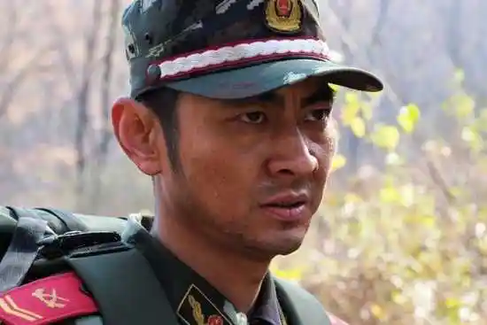 夏侯镔当90后班长 电视剧《不一样的青春》杀青