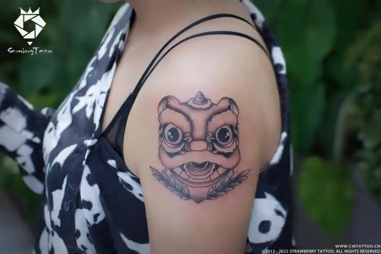 大臂外侧黑灰中国醒狮