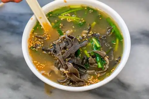 桌上可以自助点单,没吃早餐的我们来了一份原味牛百叶汤和鲜虾云吞面.