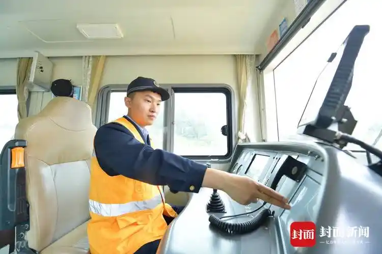 95后轨道车司机王坤:驾驶"百吨大驱"的"高铁快递员" | 极目新闻