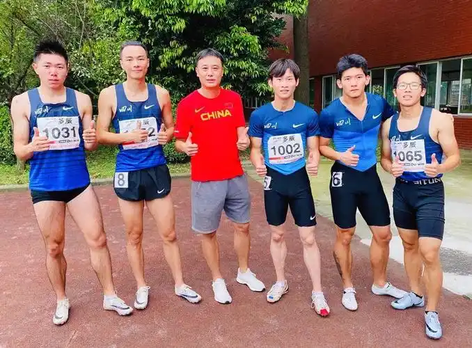 (图片右一为李文杰)