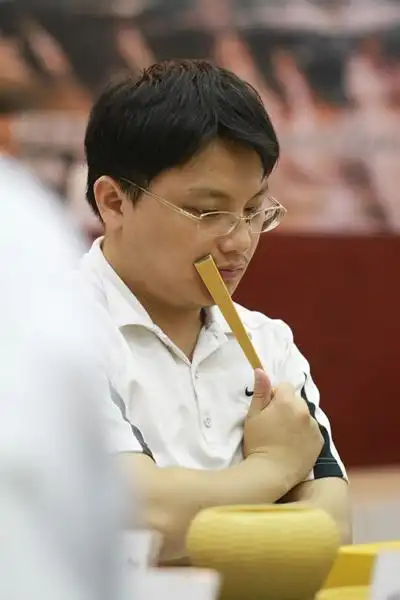 图文:第四届烂柯杯32强战 胡耀宇八段在沉思
