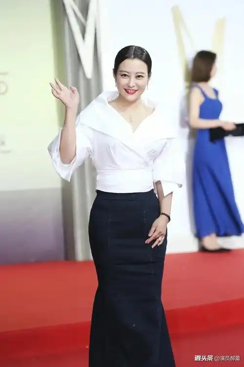 郝蕾时尚亮相,演技很棒,长相让人看着舒服!_新浪看点
