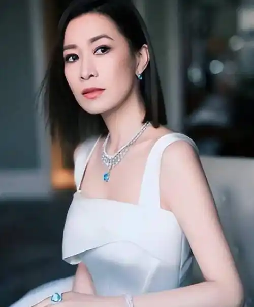 47岁佘诗曼素颜吃美食!