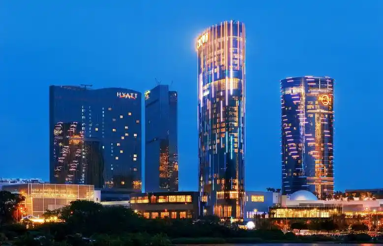 新濠天地由四幢塔楼组成,包括摩珀斯,颐居,「迎尚」酒店以及澳门君悦