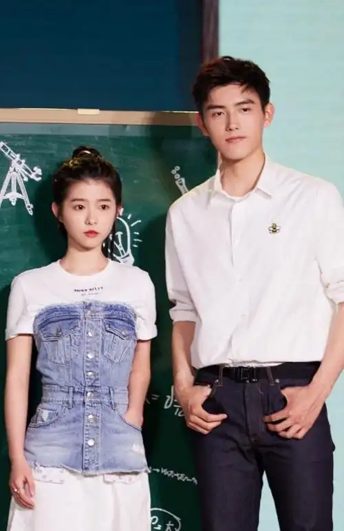 陈飞宇何蓝逗同穿情侣装,一个俏皮可爱,一个帅气阳光,很有cp感