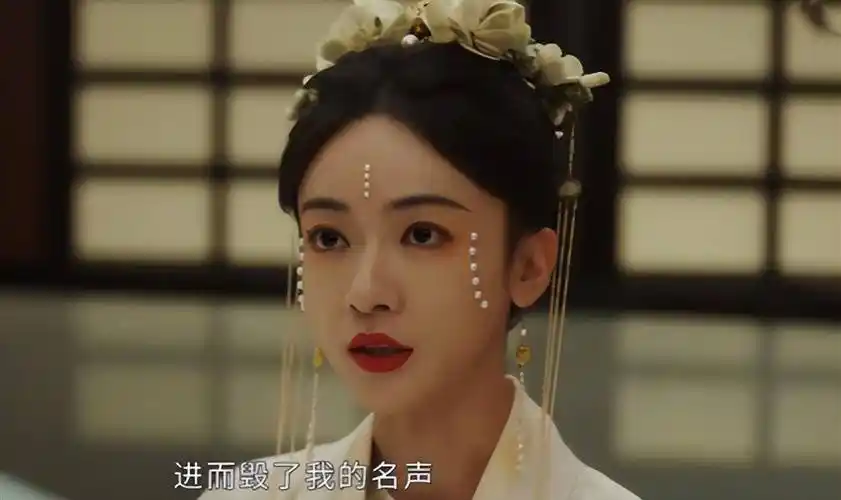 被《墨雨云间》孔雪儿惊艳了,好身材遮不住,红肚兜吊带装太吸睛