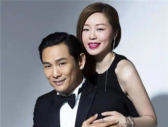 杜德伟:娶小24岁老婆,尊敬只大一岁的岳母,54岁升级当爸好幸福_吴君如