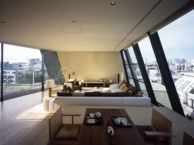 隈研吾——东日本的一处住宅 大敞面的玻璃幕墙 室内设计也很有关系