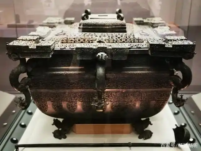 除了曾侯乙编钟外,大墓中还出土了很多珍贵的文物,青铜冰鉴就是其中一