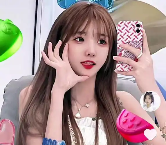 很多粉丝都是因为套路璐的长相追随她,套路璐平时发