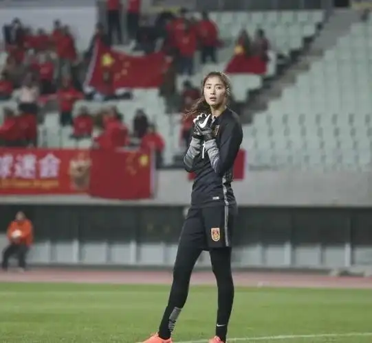 守门员赵丽娜大长腿是真长啊……能配得上女足颜值担当的小伙子不多呀