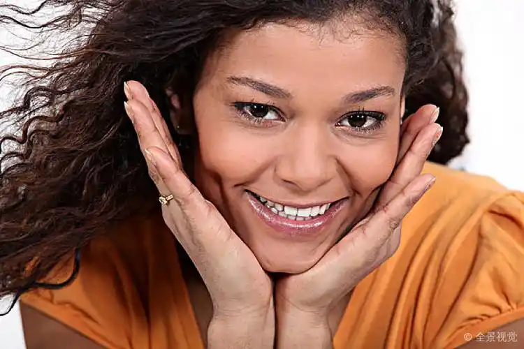 黑发_站立_手托脸_高清图片_全景视觉